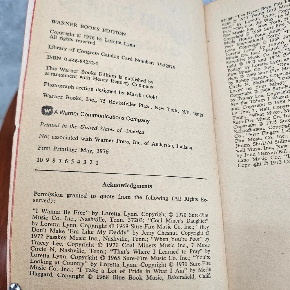 Loretta Lynn Coal Miners Daughter Autobiography Book 1976 Runaway Bestseller‎